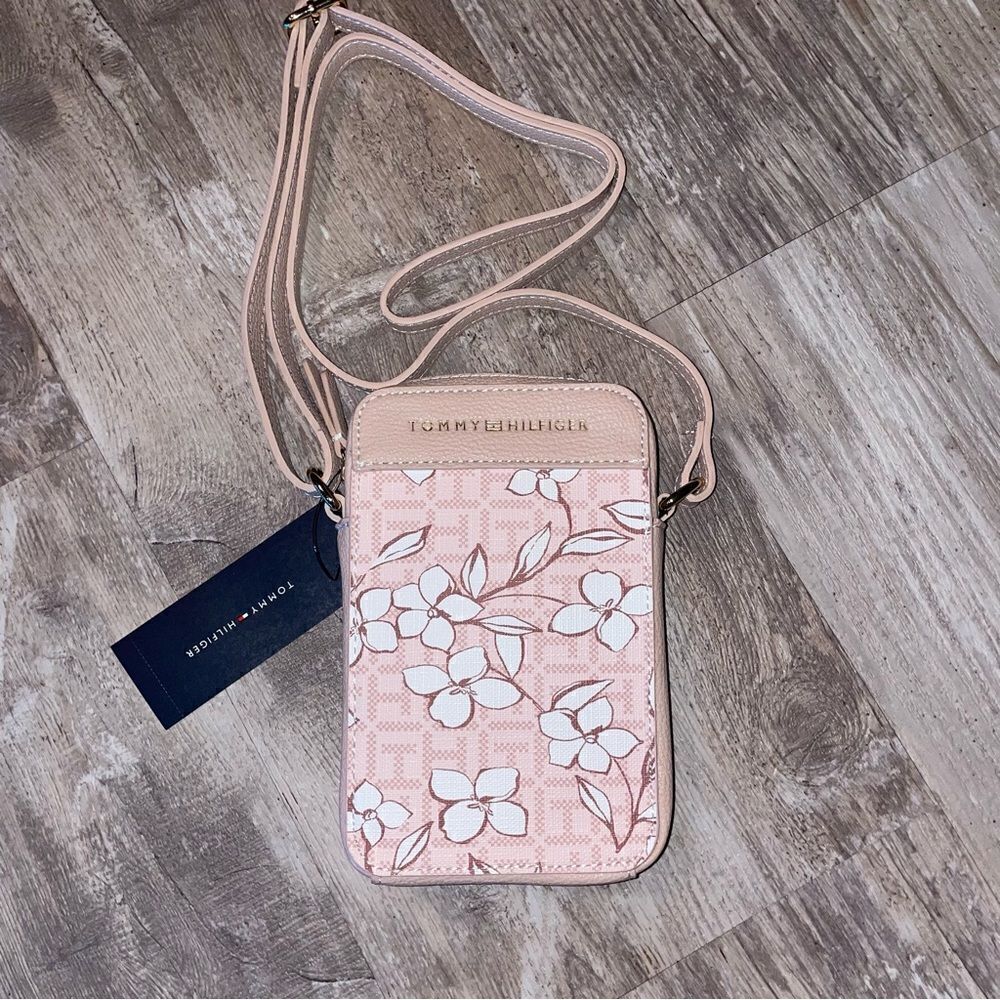 Andrea ii Phone Crossbody Bag
TOMMY HILFIGER Blush Tonal